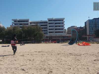 Sul mare si plana con una tavola fissata ai piedi, mentre una specie di �pannolone� detto trapezio collega il corpo al kite (detto anche �ala�), che viene manovrato attraverso  dei cavi sottili